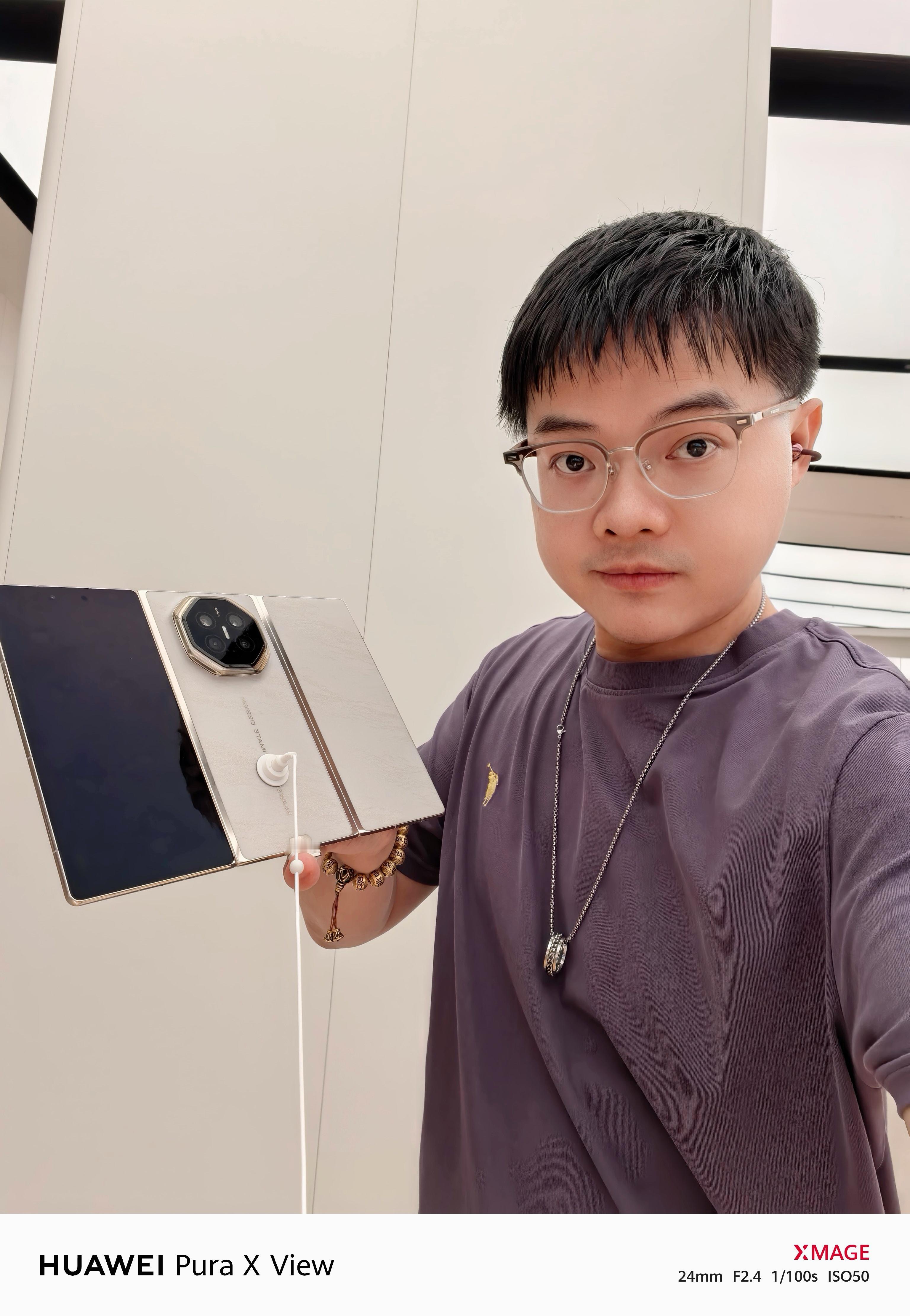 华为MateXT2非凡大师三折叠真机上手。我在环宇城的华为线下体验店摸了一下真机，感觉还是紫色的好看