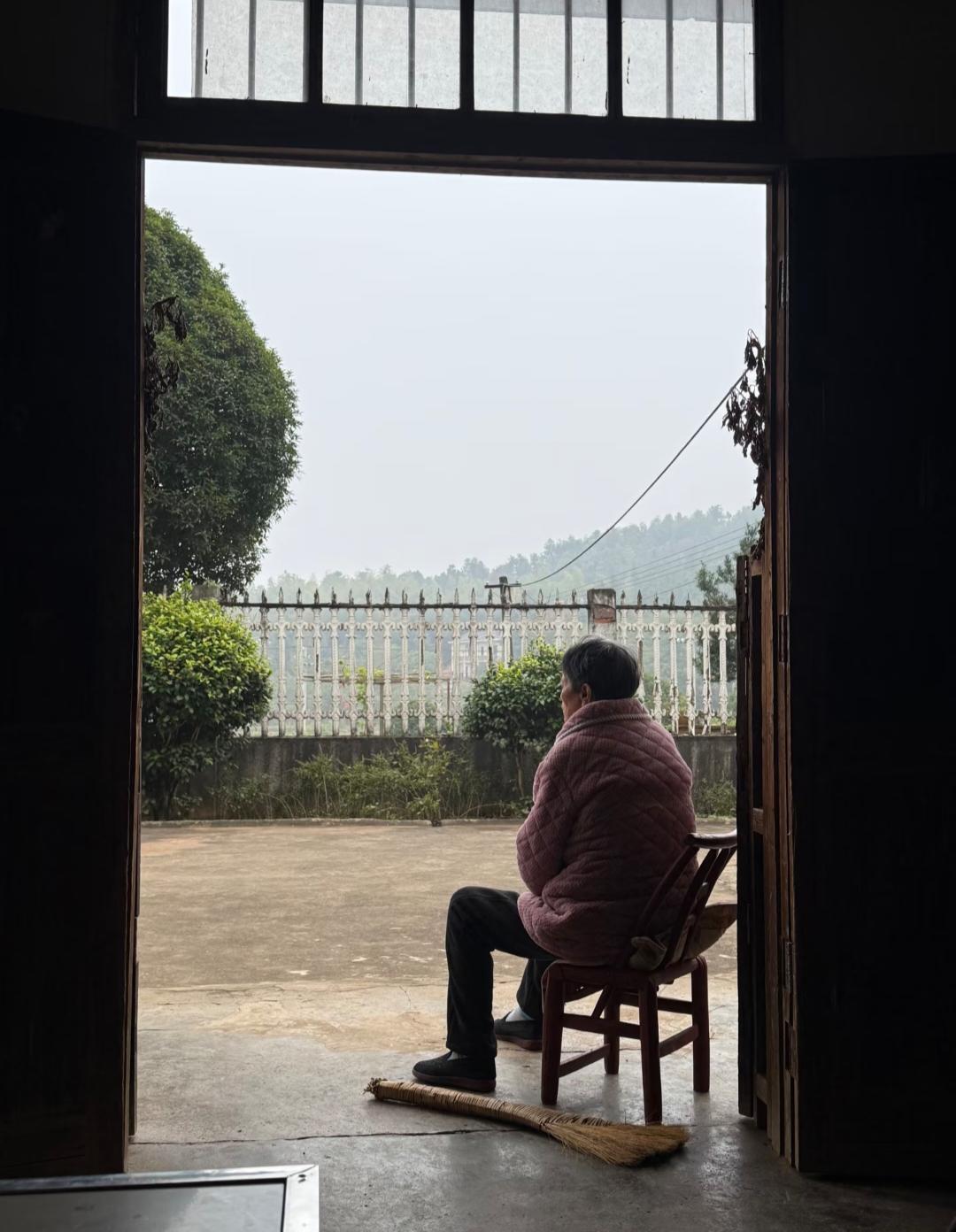 人老了，没有自己的住房有多悲哀?不要不信小区楼下有个老太太快80了，怕待在家