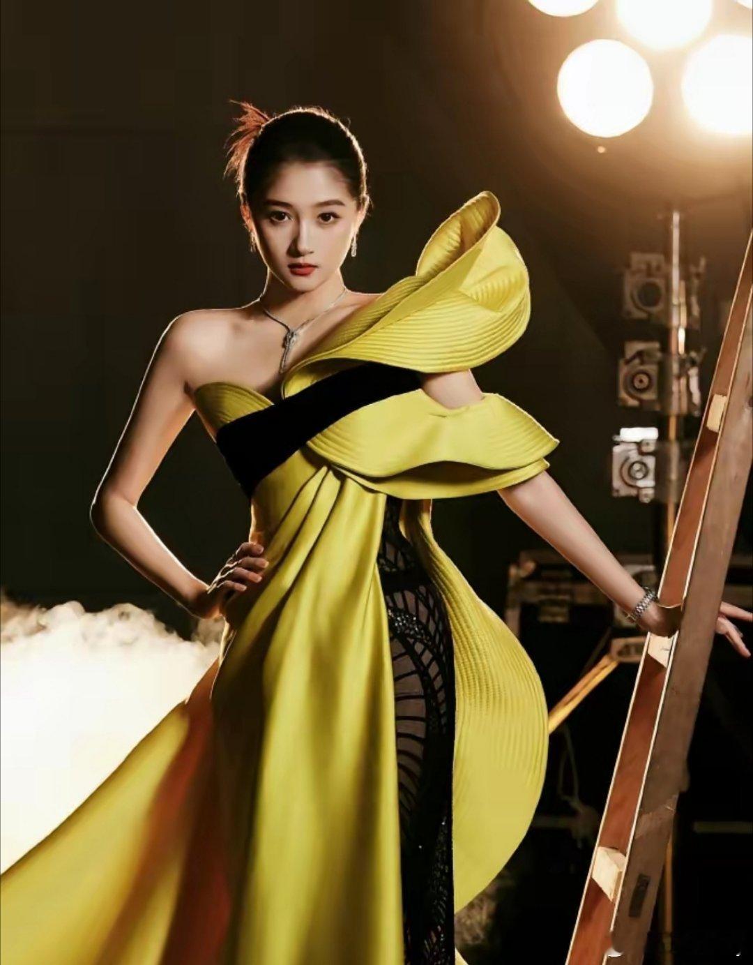 关晓彤金鸡百花奖最新照片，太美了！黄黑撞色高定+利落盘发，是又美又飒的彤姐！这身