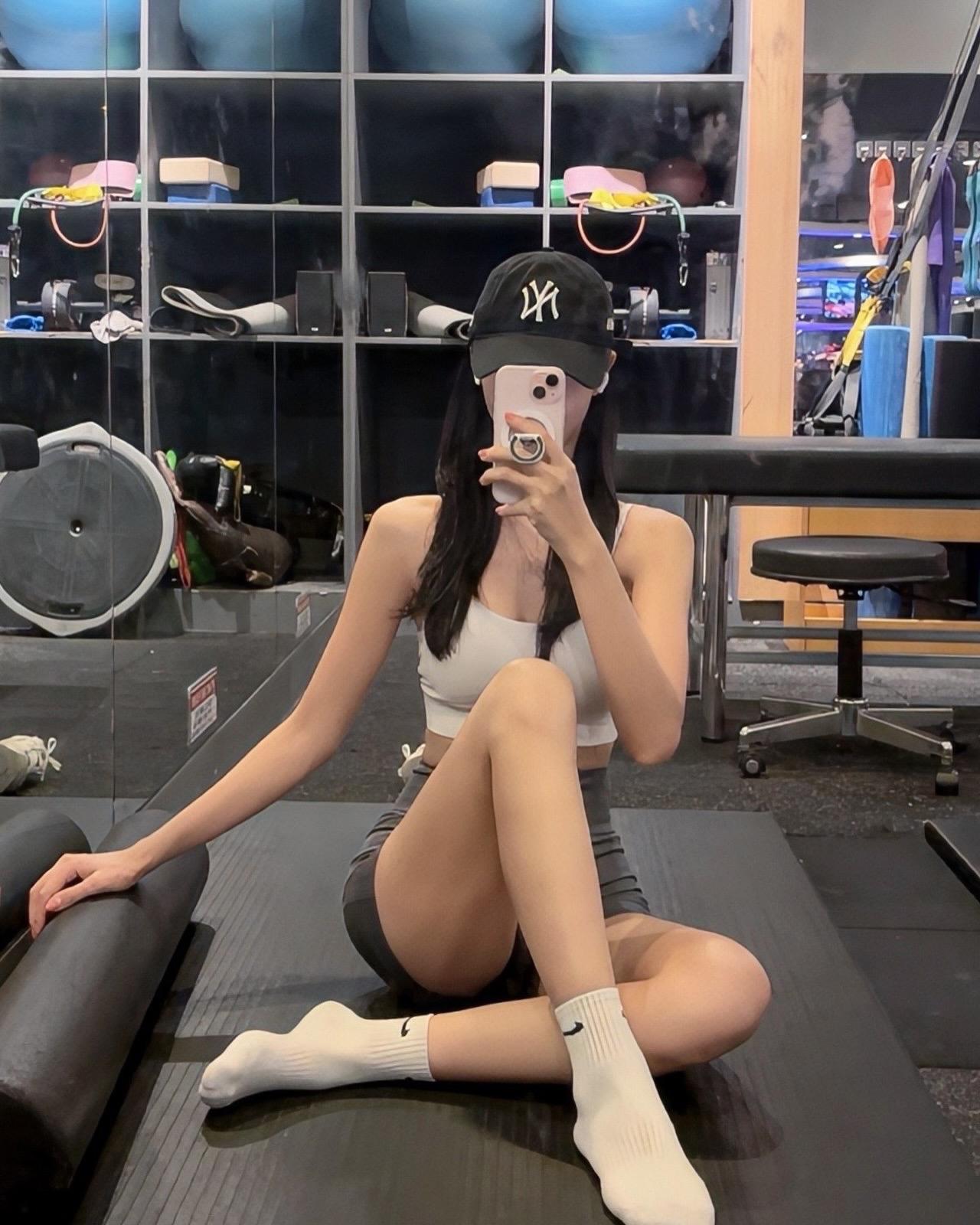 现在每天锻炼一小时，是为了以后不用每天胖24小时。[红脸笑]