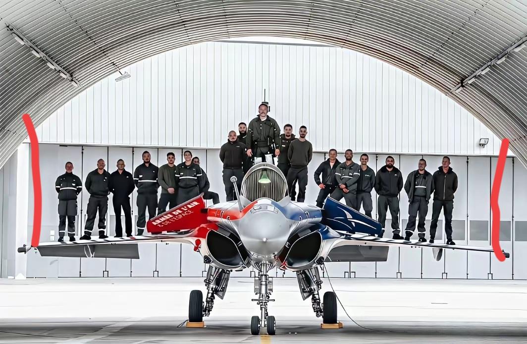 阿三为了证明阵风抗打，组织了20人站在战机上面，有一种印度阅兵，摩托上站1