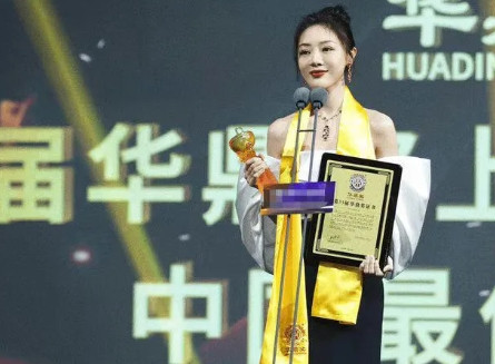 一次，导演让邓家佳到酒店房间找他，为了角色邓家佳还是心情忐忑地去了，谁知导演竟然