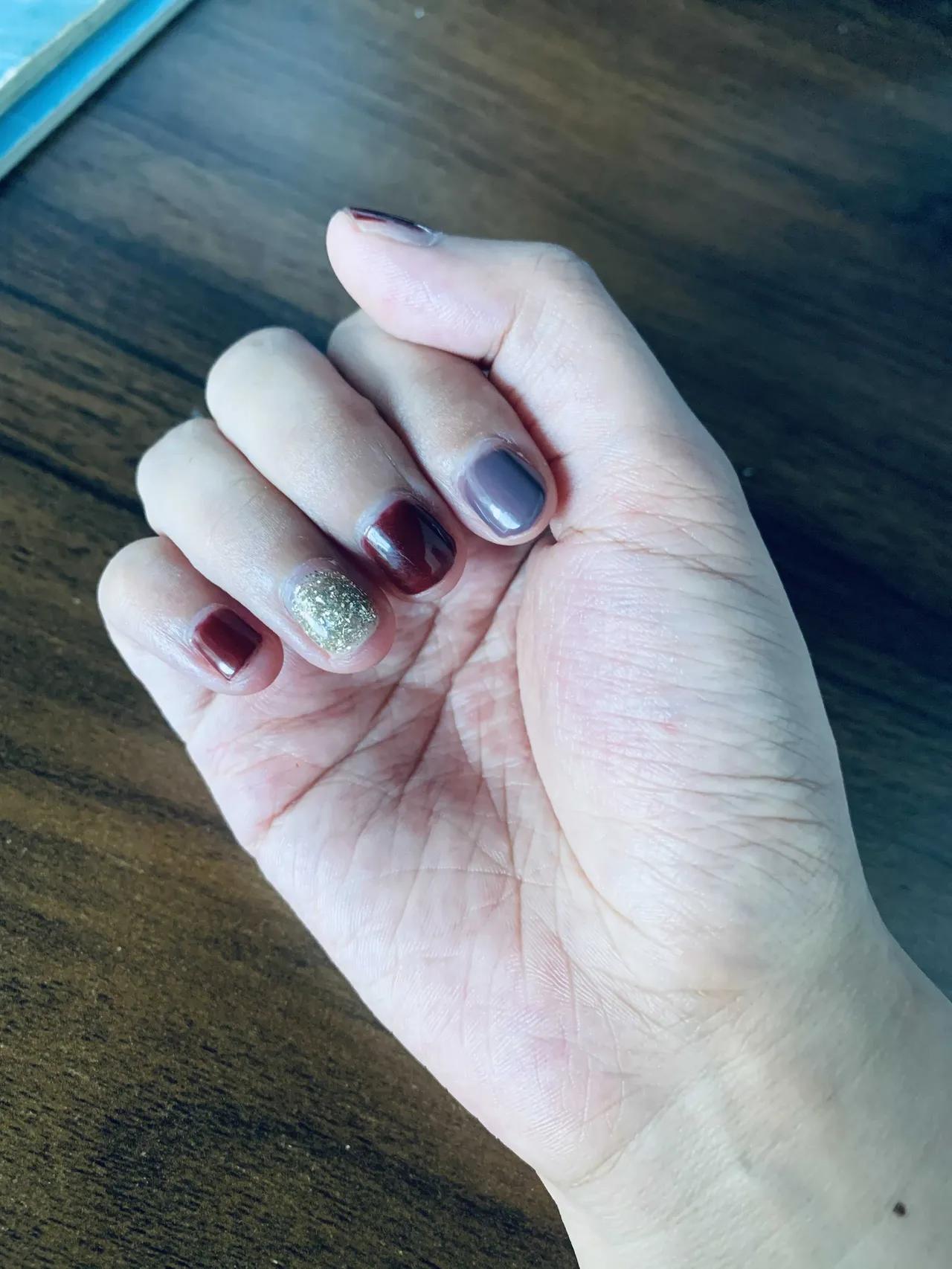 我身边一个离婚的男同事跟我讲：他老婆不是人，嫌弃他穷，跟人跑了。我问他：你老婆没