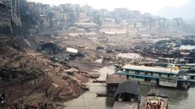 1999年，中国前首富牟其中坐着奥迪上班，途中被捕，一同被捕的还有他的小姨子夏宗