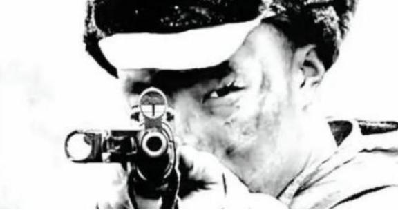 1953年，一位美国顶尖狙击手击中了一名志愿军战士，那人应声倒地，坠入战壕，然而