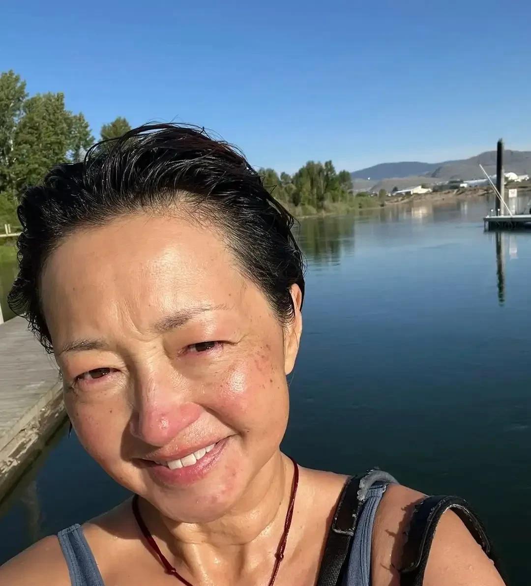 55岁的“最美郭襄”李绮虹最近难得露面啦！她超大方地晒出自己的素颜照，笑容灿烂，