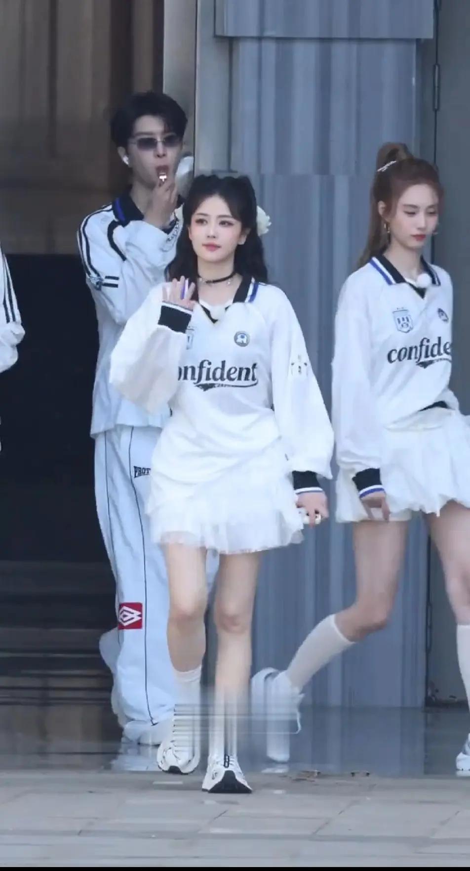 感觉白鹿跟盘靓条顺的真美女站在一起确实还是差点事，比如和徐艺洋，比如和杨颖，比如