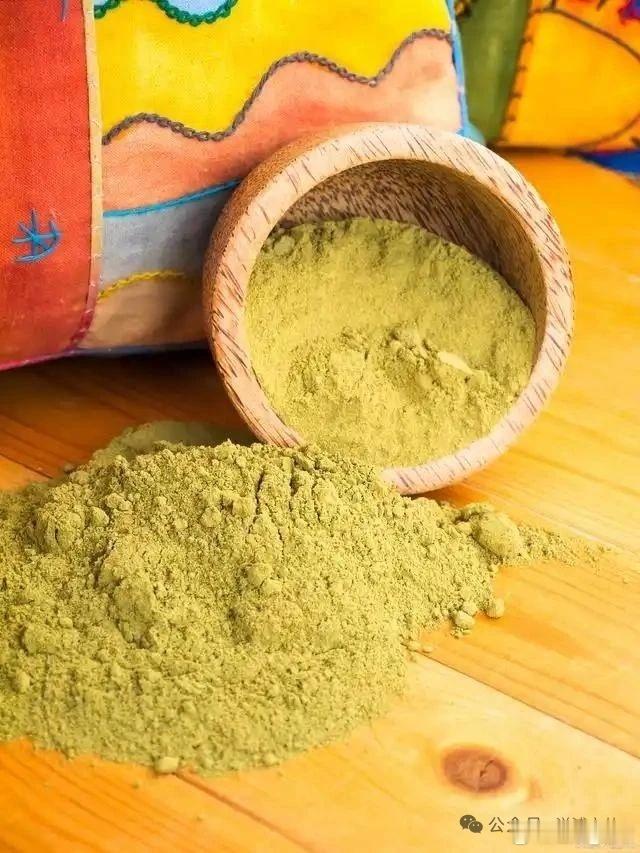 面瘫小偏方用材：芥末面，老醋做法和用法：用老醋将芥末面拌成糊状,敷在歪斜的一面,