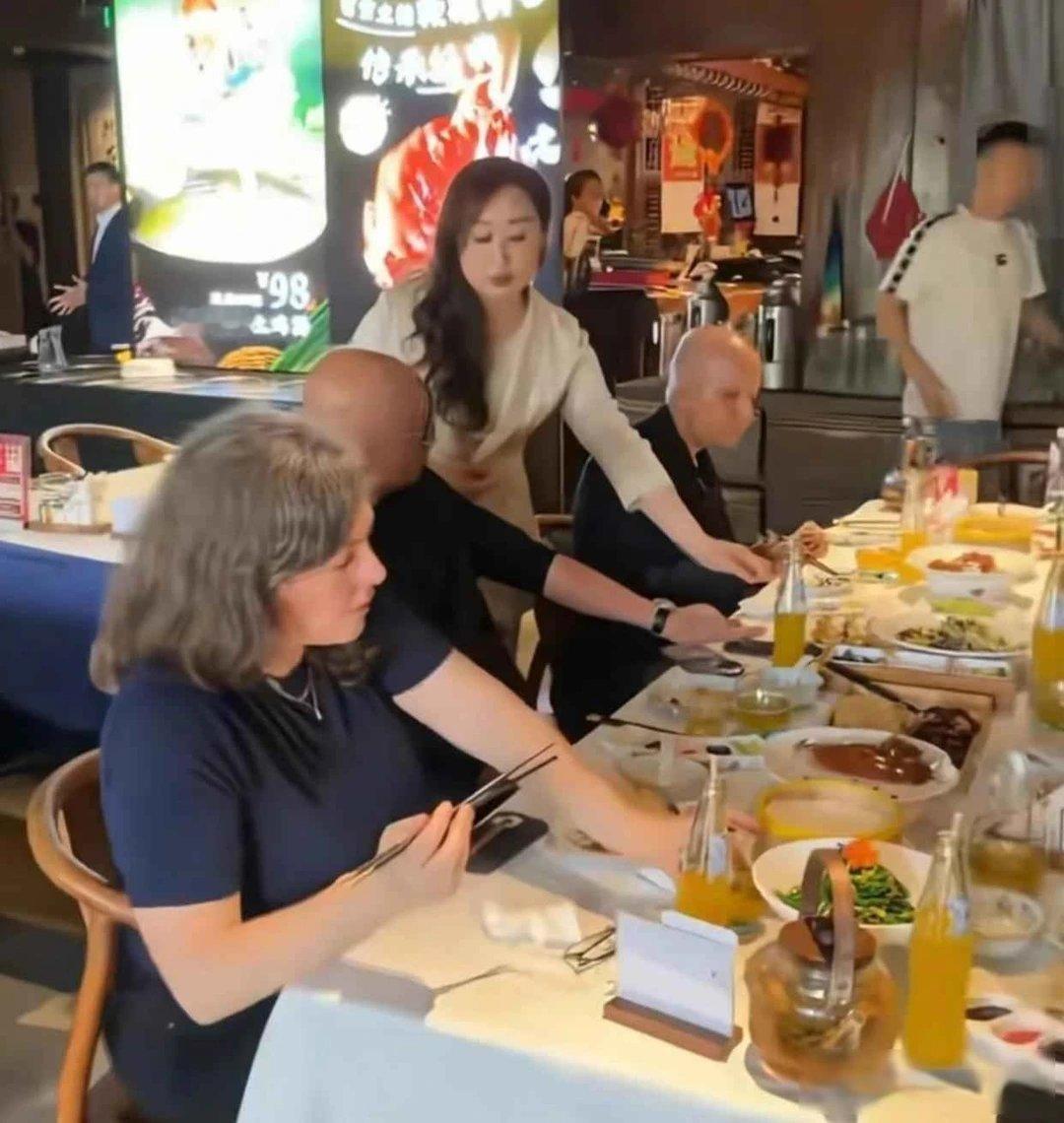 黄仁勋北京庆云楼吃饭，老板娘亲自服务黄仁勋用餐，顺理成章合影