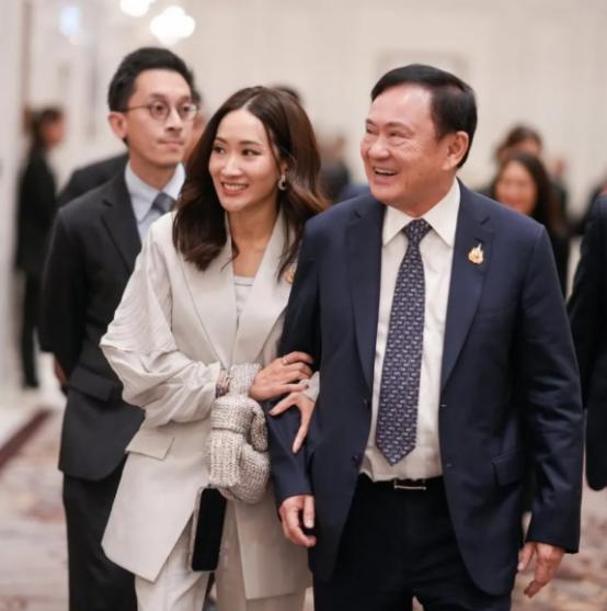 泰国前总理佩通坦今天肯定彻夜难眠，因为当地时间9月14日，泰国惩教署副署长兼发言