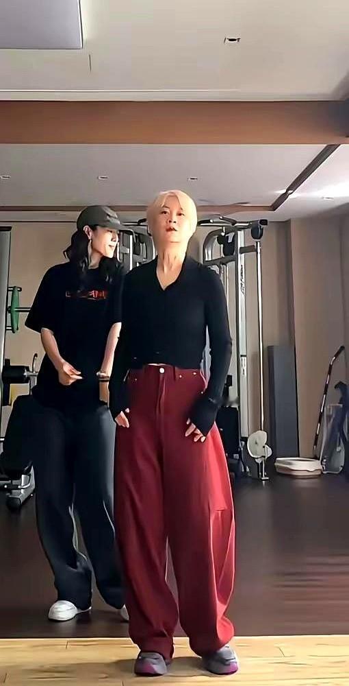 小沈阳两口子，真是把日子过成了一出戏。沈春阳瘦下来，下颌线清晰得像换了个人，