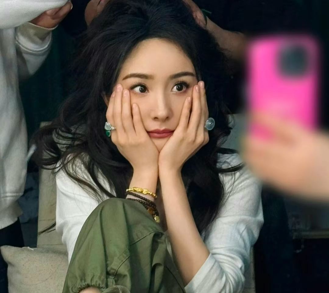 杨幂生图的状态随时在线咱就说，不会还有人没感受到我们幂姐的生图震撼美学吧，