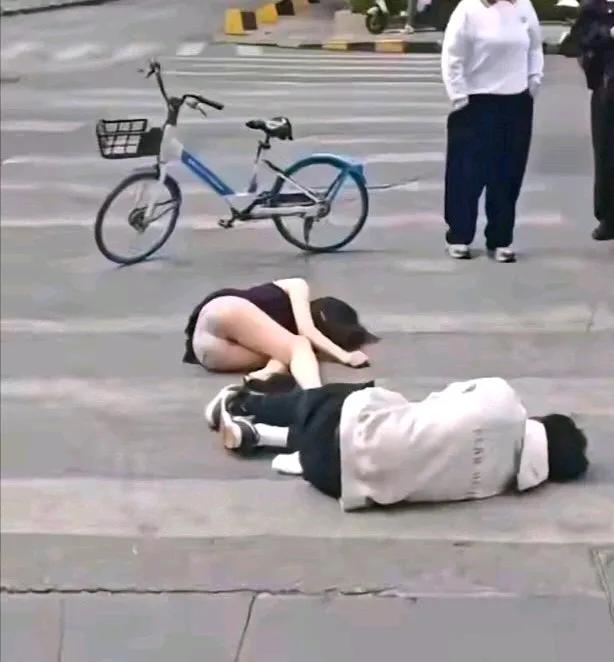 碰瓷的碰到碰瓷的，接下去就看谁的磁性更强了。