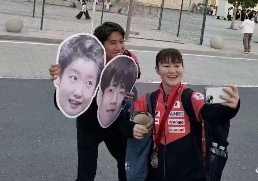 这真是可爱的一幕！原来让人没想到的是，虽然在多哈世乒赛混双比赛决赛，输给了孙颖