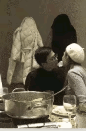 聚会应该是让大家看到彼此的成长，为彼此的进步感到高兴。这种是不是有点儿搞笑和低俗