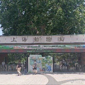 客服回应婴儿展馆内喝奶被赶出一定要人性化管理，千万不要一根筋式服务。规矩是死的人