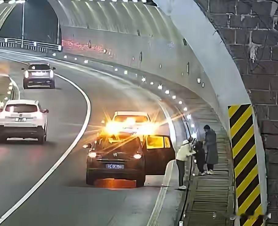 后怕，撤离20秒车成废铁！2月10日凌晨，杭长高速衢州开化段的监控画面，看得人后