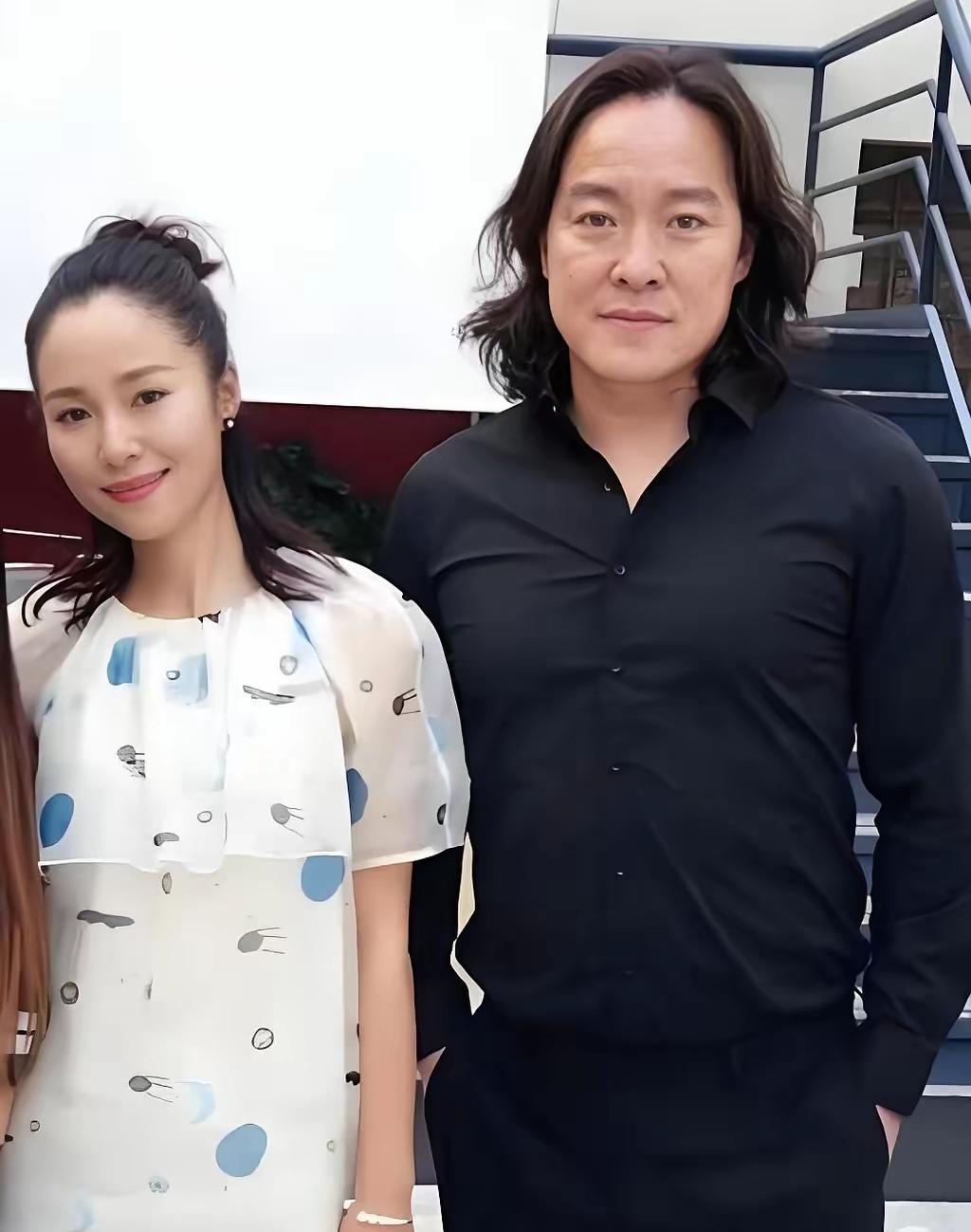 难怪江一燕跟他过不下去，一点阳刚之气都没有！看这个男的很眼熟，查了一下才知道他叫