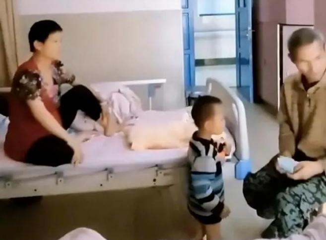 破防了！贵州，一男子陪妻子去医院待产，发现隔壁床一对夫妇只啃白馒头，孩子没穿裤子