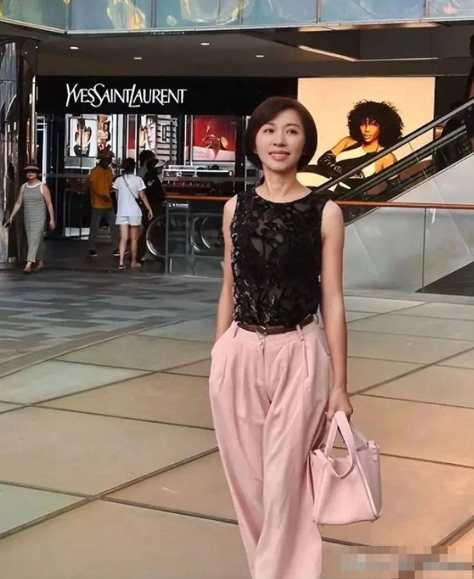 她如果继续在央视担任主持人多好呀？她的气质一点不输王音棋，主持水平独特，主持节目