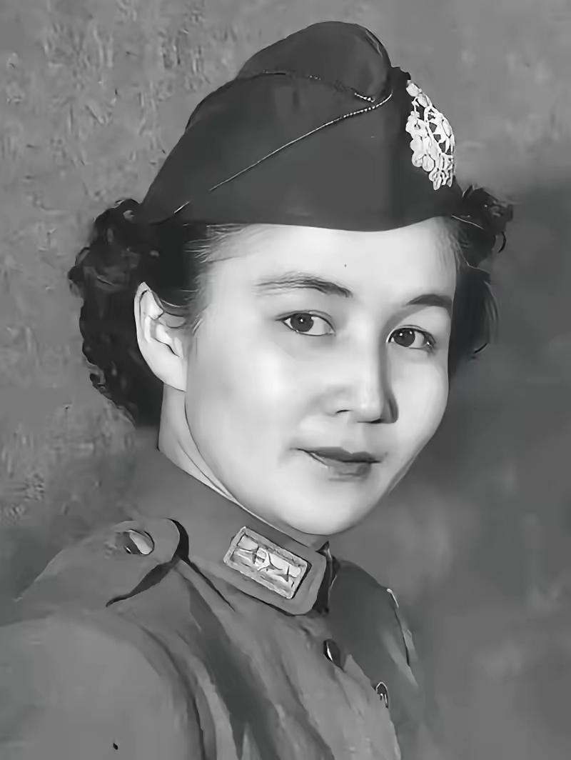 国民党有个女少将，叫胡兰畦。她把自己在成都的房产田地，亲手交到未婚夫陈毅的父母手