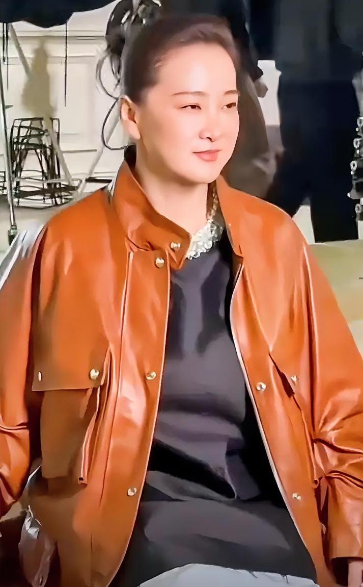 贾玲瘦了100斤，先对张小斐“下了手”！你以为她只是变美了，实则她把“大碗娱乐