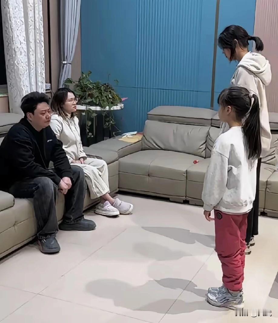 爸爸把离婚协议推在茶几上，问两个女儿：