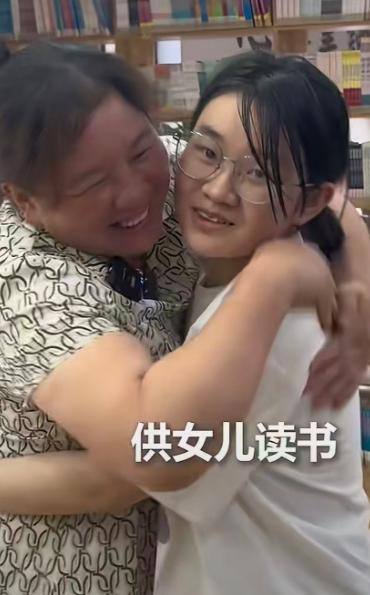 四川这对母女的故事，最近戳中了无数人。单亲妈妈常年在工地扛钢管干重活，靠一身力气