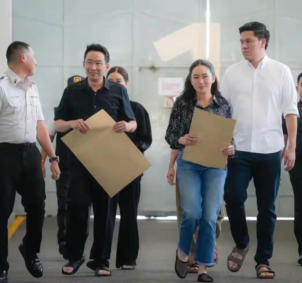 他信迎来第20次探视，三个儿女齐齐整整来相见，还一起吃饭拍了照，可惜有一人没到场