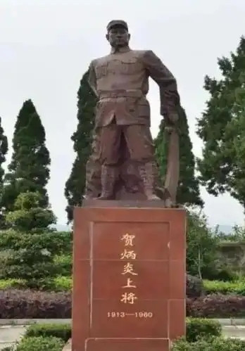 1949年，固关绞杀战，军长贺炳炎下令：“把大炮都拉上去，找马家军算账，老子要找
