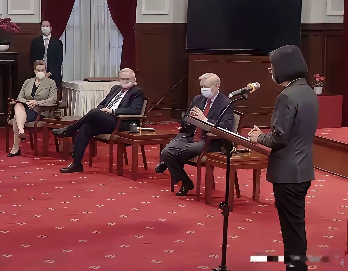 现在，连台湾同胞也不怀疑了，一个坐姿就能体现出很多东西！我想说的是，台湾人终于懂