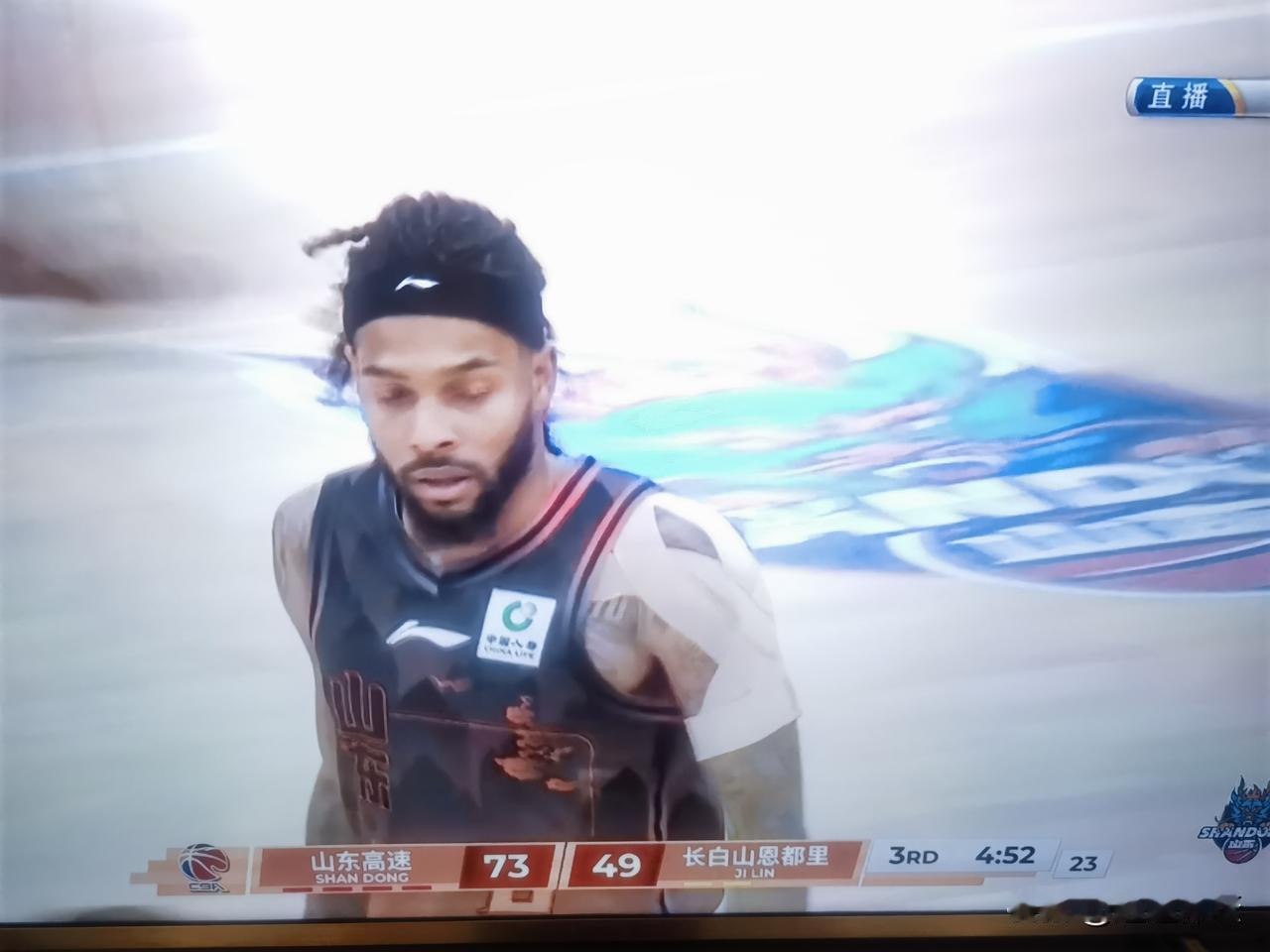 换频道了，不看了！一场没有任何悬念的比赛，山东高速男篮七连胜板上钉钉！刚刚山东高