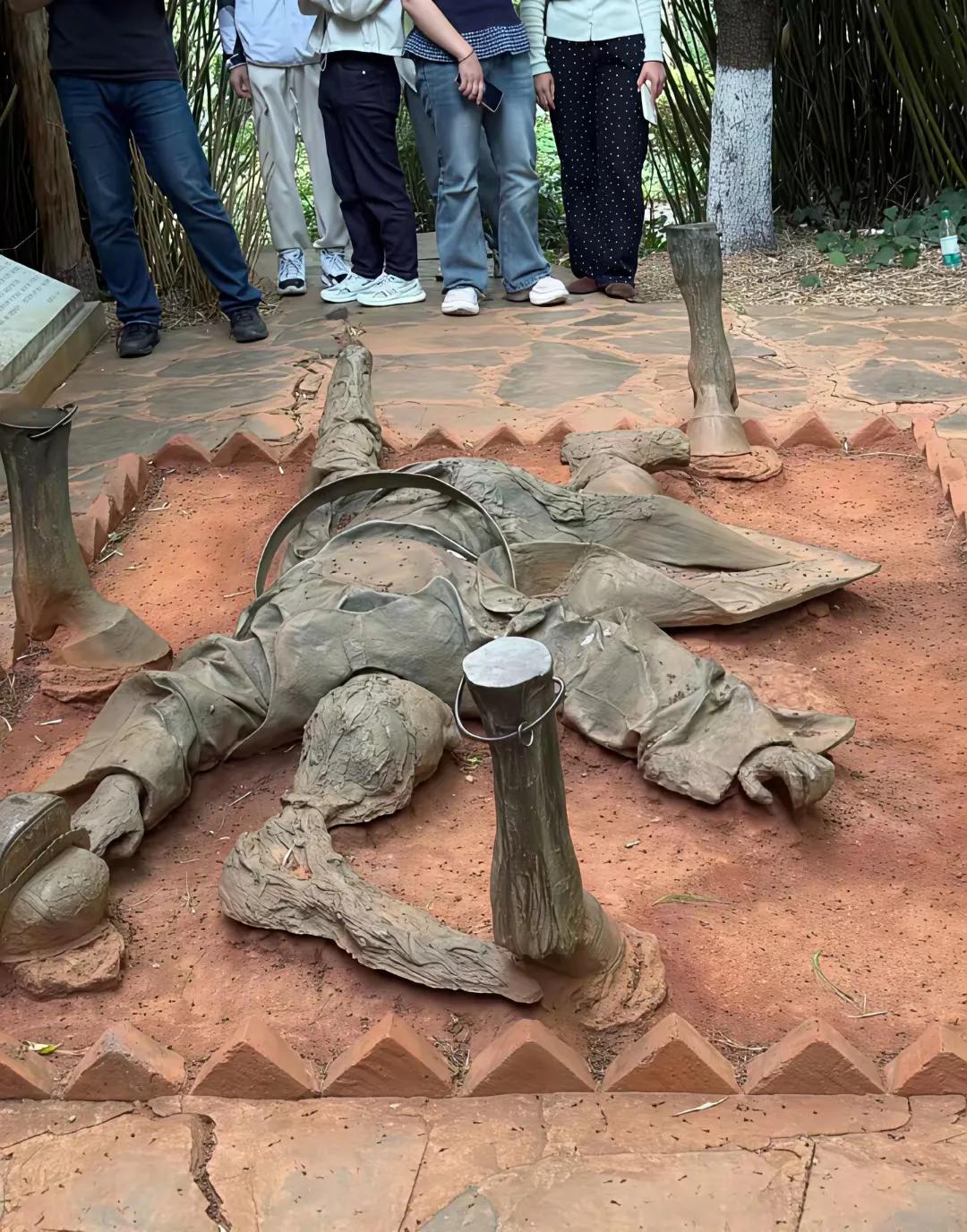 马踏朱由榔，困龙泥潭中！堂堂南明永历皇帝趴在泥地里，被马脚踩踏，而洪承畴塑像则高