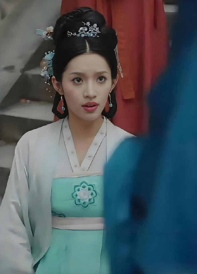 短剧播出没审核吗啊？这也太明显的穿帮了…把手机放在胸前了都​​​