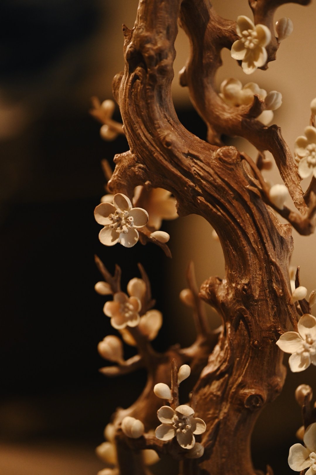 檀香x猛犸|古梅摆件以刀为笔，刻梅风骨。老干虬劲，尽显岁月沧桑；枝桠疏朗，