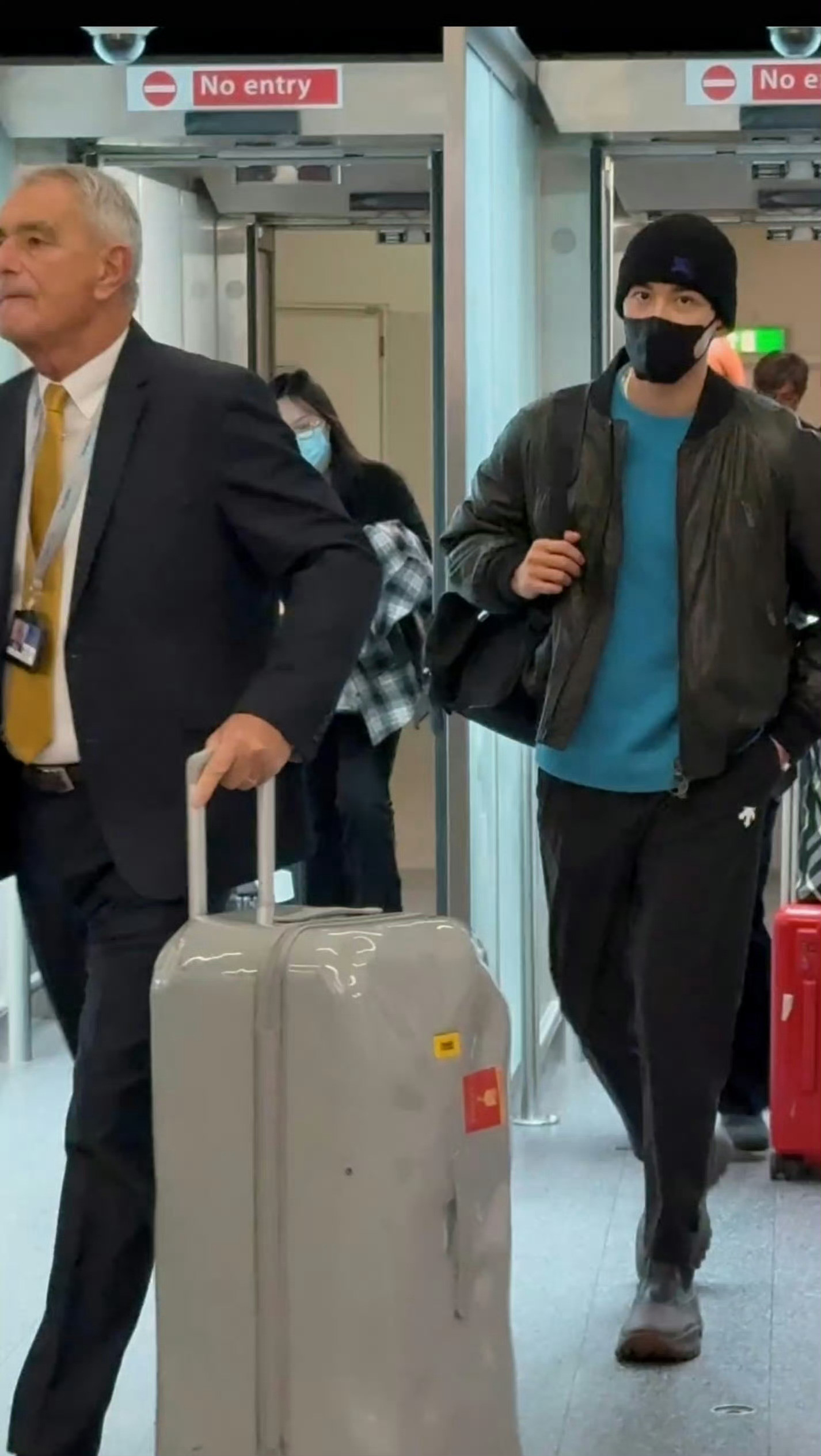 吴磊机场冷帽造型帅成啥样了冷帽吴磊现身机场直接帅出新高度！走路带风的酷guy模