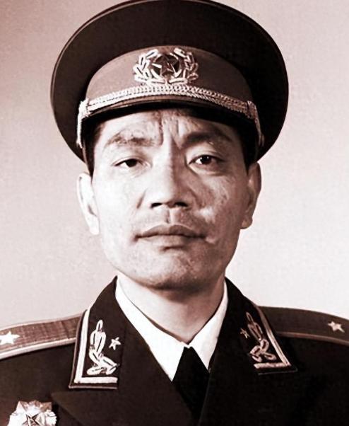 1959年将军回乡探亲，正好撞上哥哥带着全家外出要饭，当地官员却个个都是油光满面