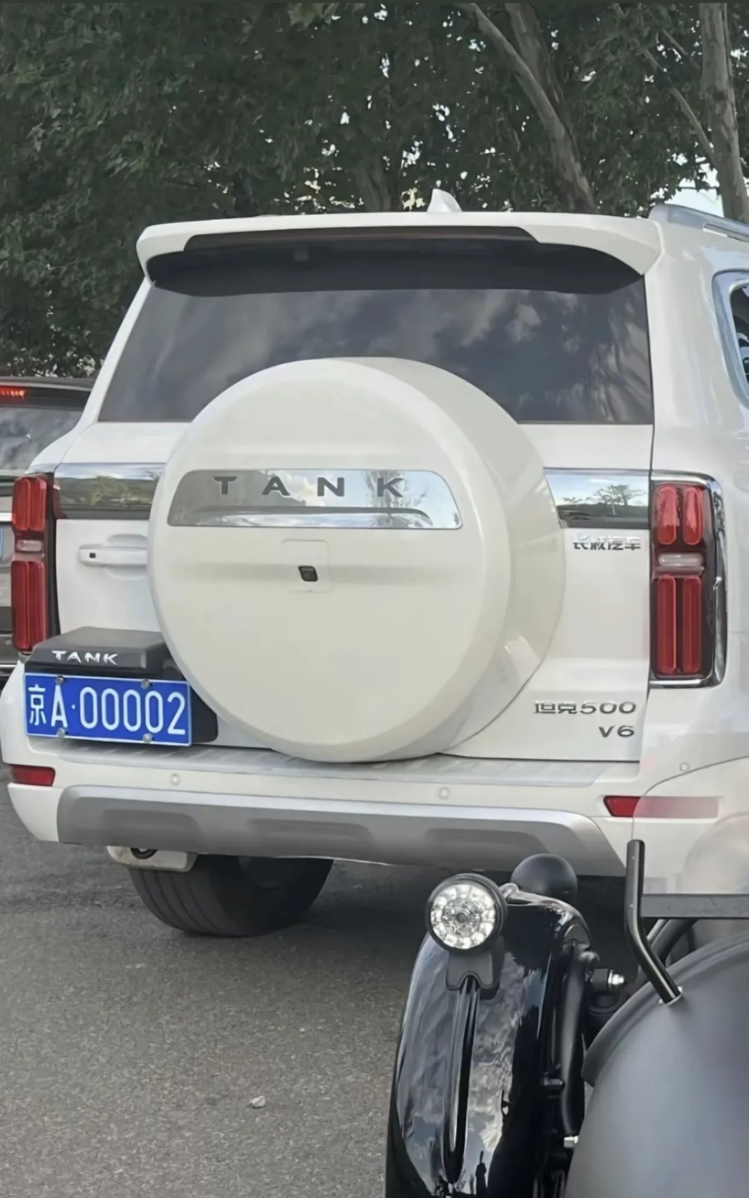 网上很多人都说坦克500是穷人开的，买不起霸道的人才买坦克。所以开坦克500的到