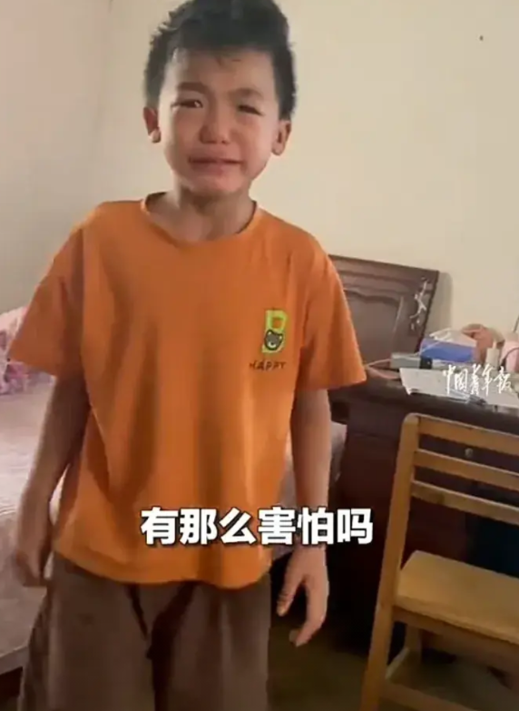 太吓人了！7月2日，云南文山一个男孩在家里写作业时，突然被一只蜈蚣吓得大哭，妈妈