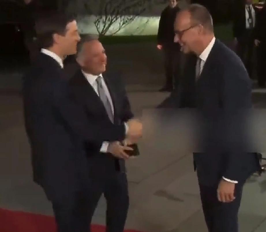 尴尬！太尴尬了！特朗普女婿疑似没认出德国总理默茨！不知道是故意的，还是真的故