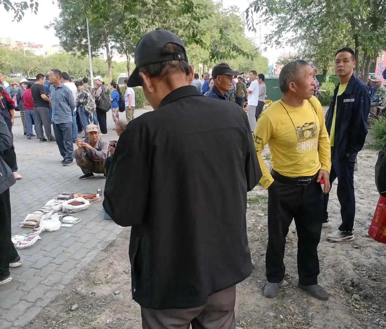 六七年前在新疆打工活多的根本干不完，到处都是用工荒，老板在劳务市场叫工人干活的和