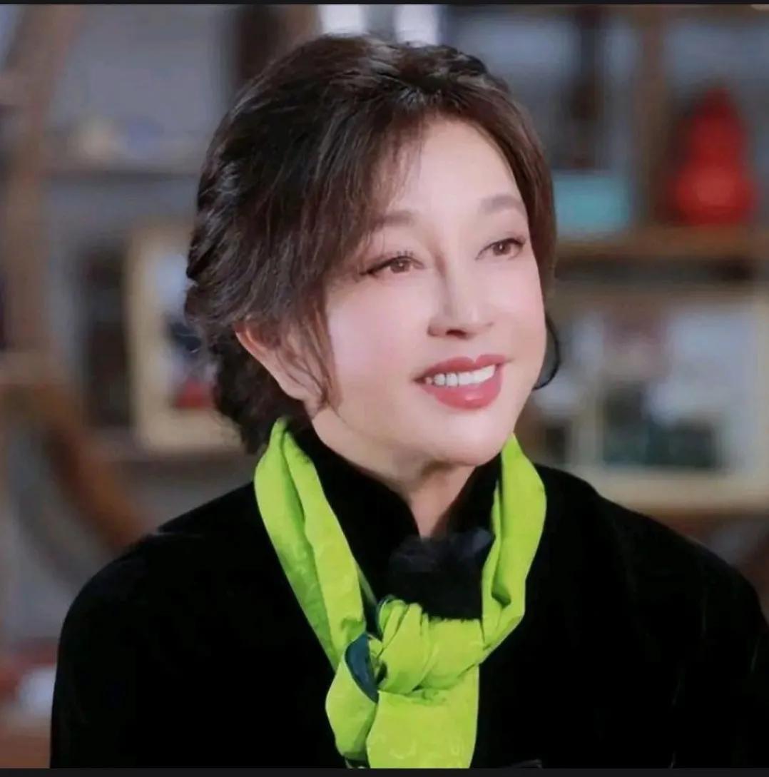 有一个问题，有没有人在一个坑里摔两次？2002年，52岁的刘晓庆因为偷税被判3