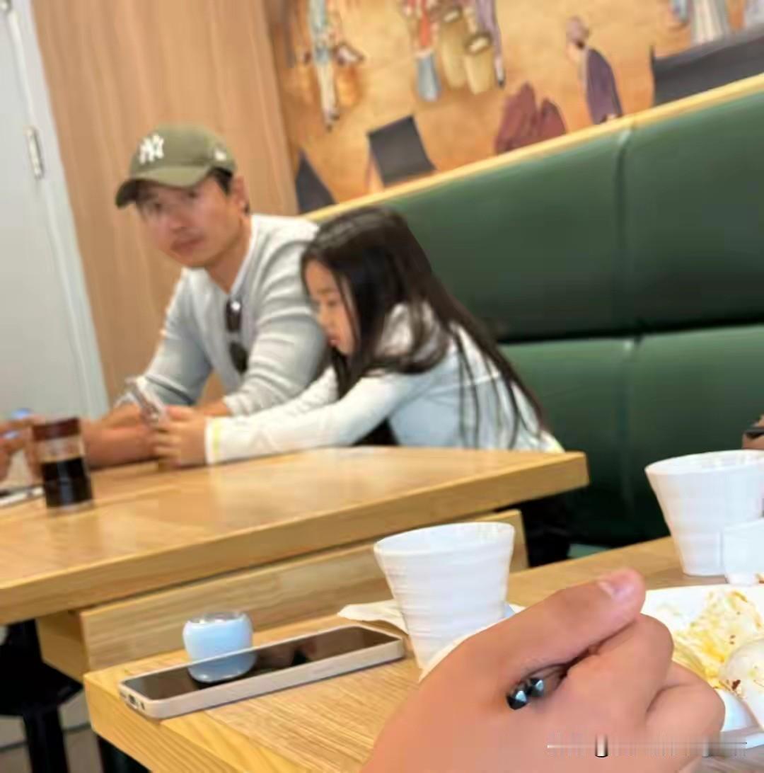 高云翔陪着小酒窝买东西吃饭。身材保持的很好，穿衣打扮也很养眼，毕竟帅气的底子在，