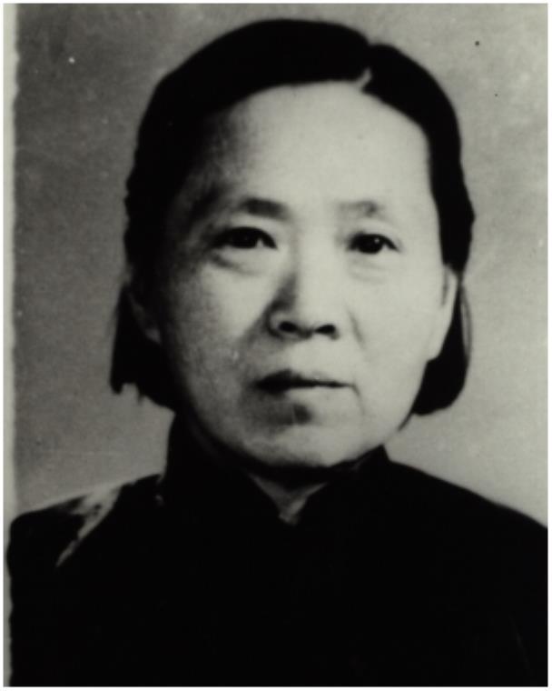 杨庆兰被陈赓找到时，正系着围裙在院子里晾衣服。她愣了愣，手上的水珠滴在棉布衫上，