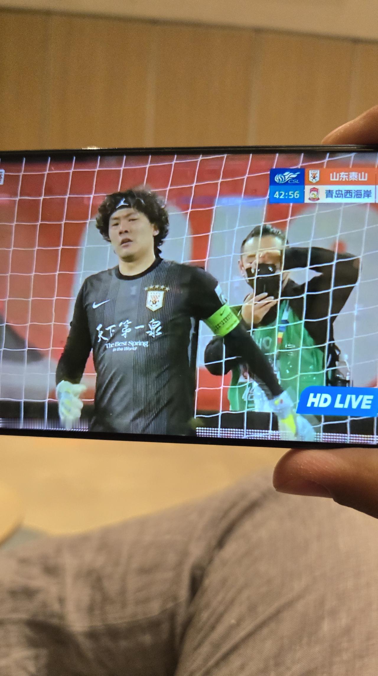 当比赛还剩7分多钟的时候，韩鹏用彭晓换下了瓦克。瓦克不情不愿，嘟嘟哝哝的下来了