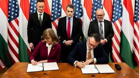 【匈牙利与美国签署液化天然气供应合同】12月16日，匈牙利外交与贸易部长彼得