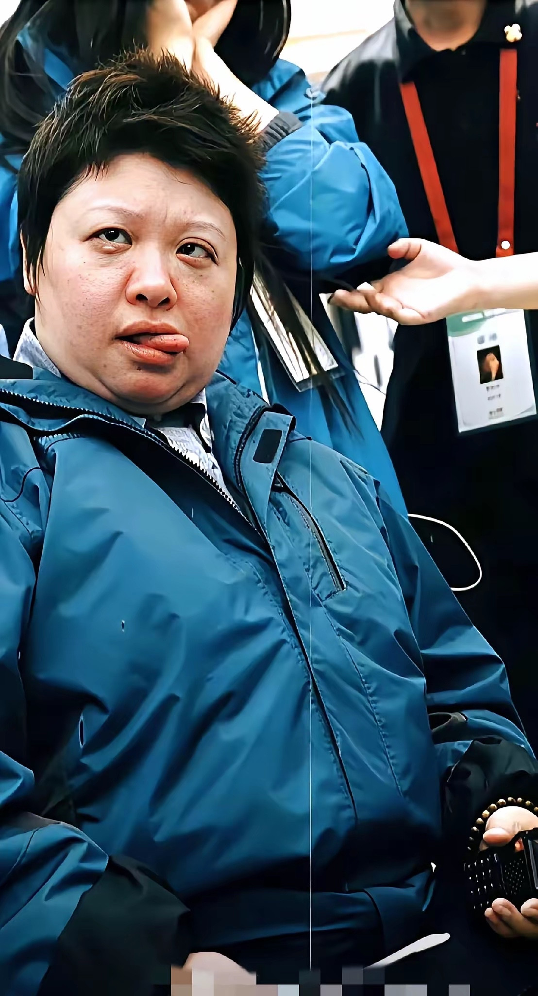 全网心疼韩红！半生倾尽家财做公益，却抵不过网友一句断章取义这个时代最让人寒心的一件事，莫过于：好人拼
