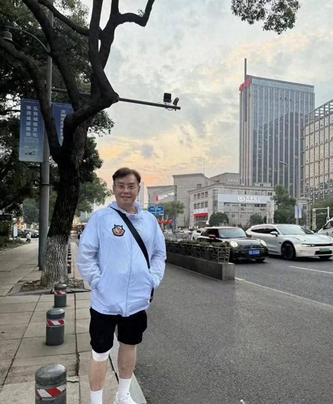 75岁谭咏麟现身宁波，一人在一家街角咖啡馆里，腿细肚子大，时光褪去舞台光环的「谭
