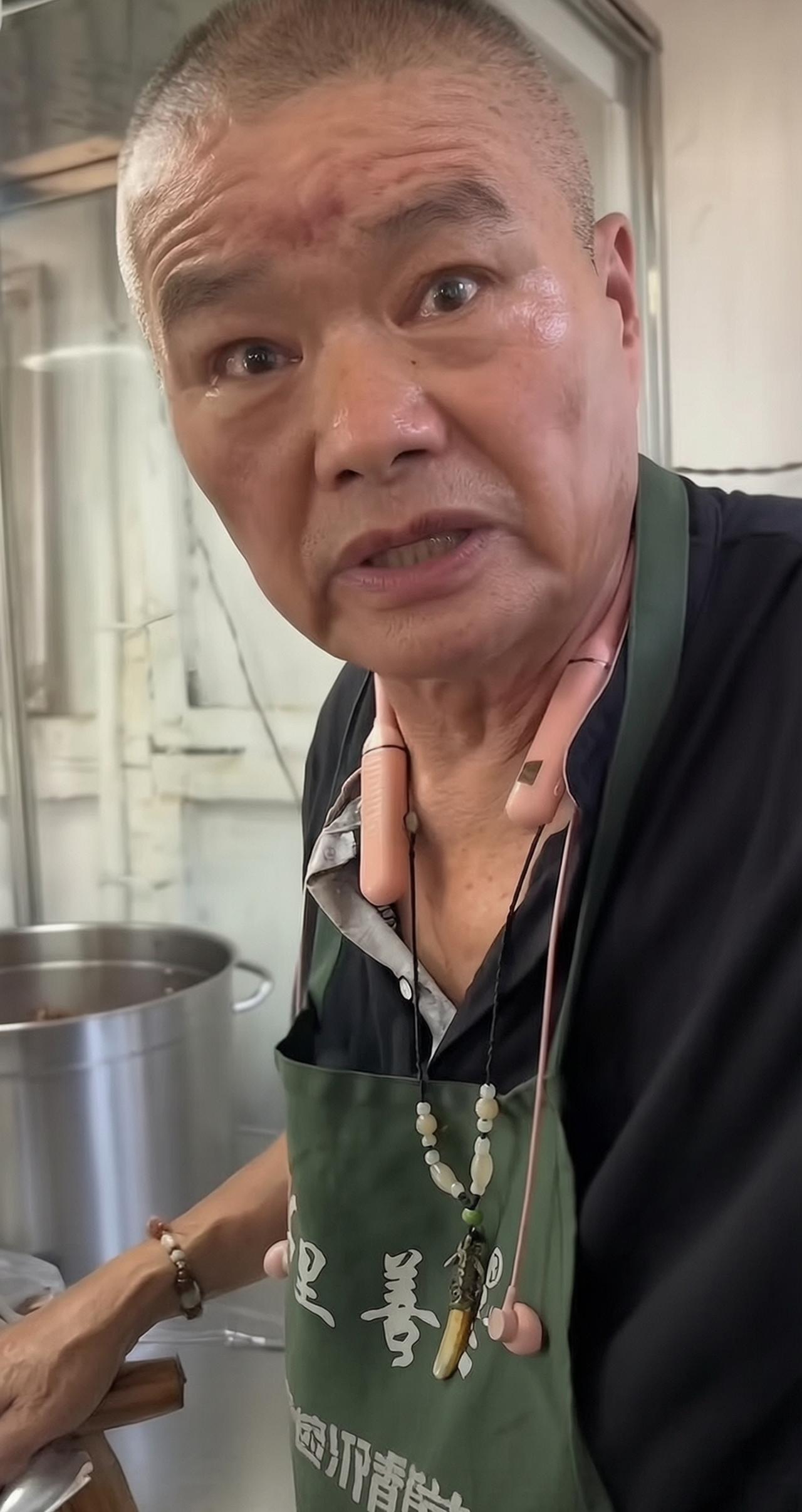 合肥76岁大爷最新动态！接下来他该如何走下去？七万卤菜店铺老大爷，刚刚出现在