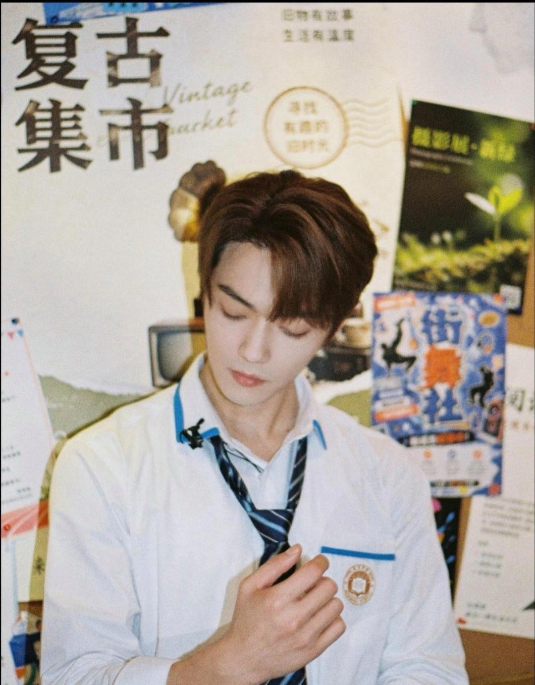 1.许凯私下性格比较随性，平时也会在朋友圈分享一些生活动态。在不少艺人里，他这